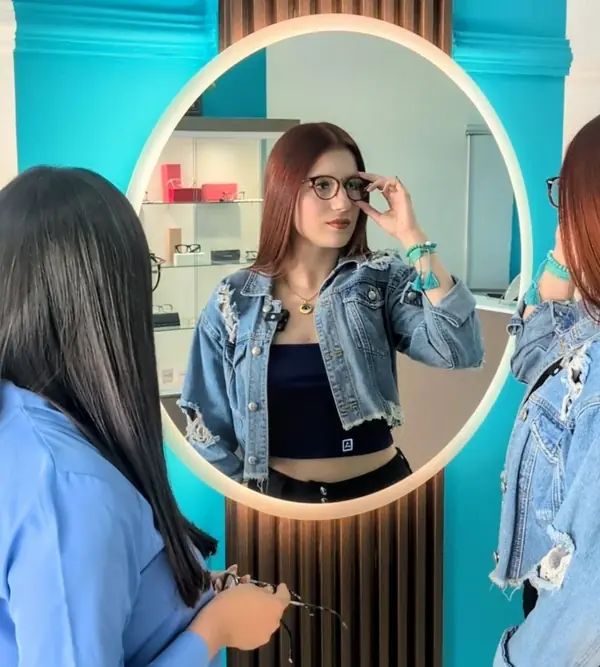 Cliente feliz usando montura OPTIK-T