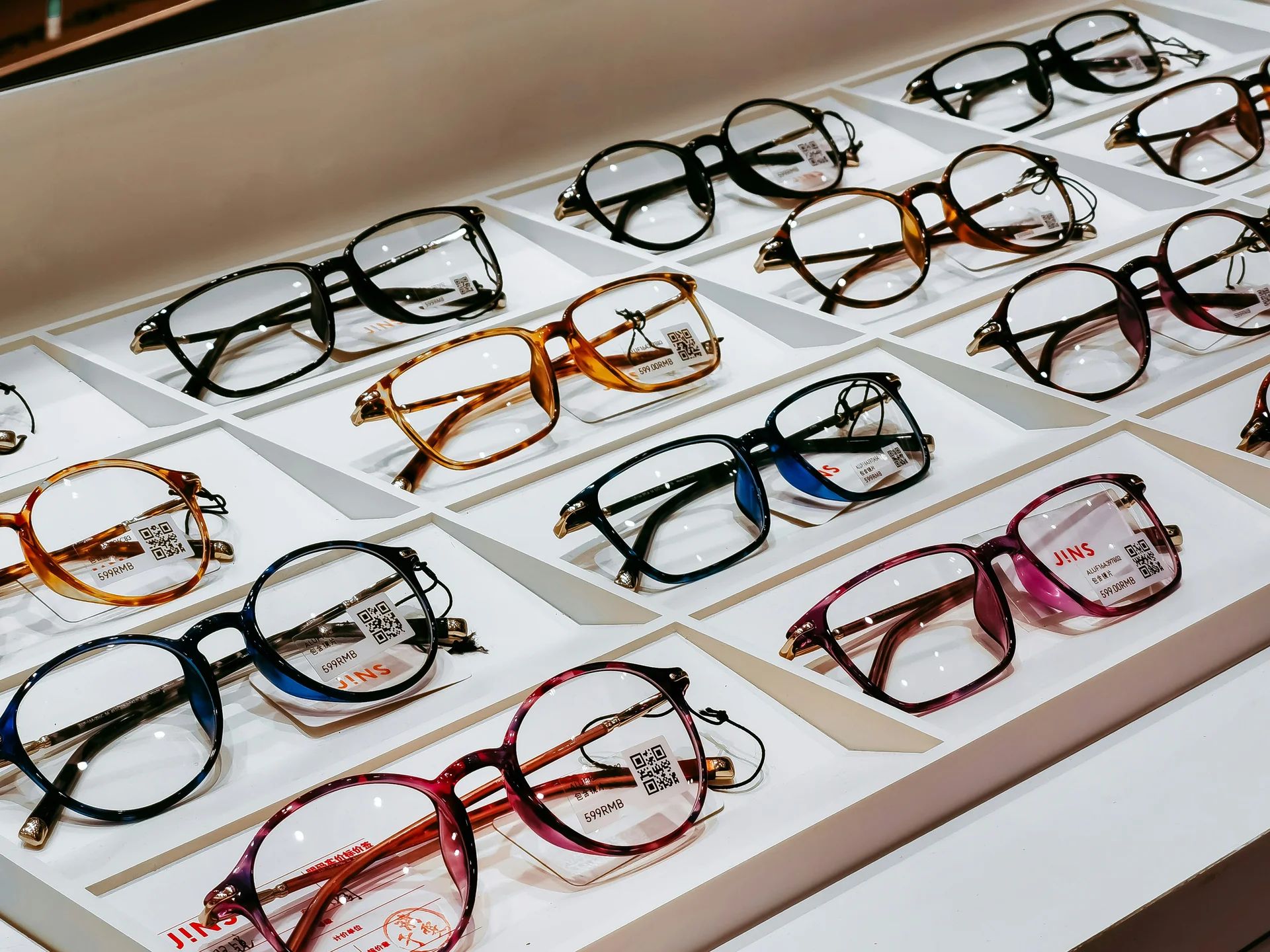 OPTIK-T Hero - exhibición de lentes de lujo